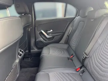 MERCEDES-BENZ A 180 AVANTGARDE PARKTRONIC DISTRONIC LED MBUX