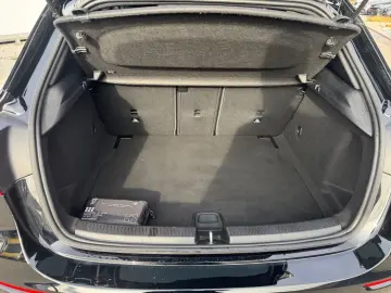 MERCEDES-BENZ A 180 AVANTGARDE PARKTRONIC DISTRONIC LED MBUX