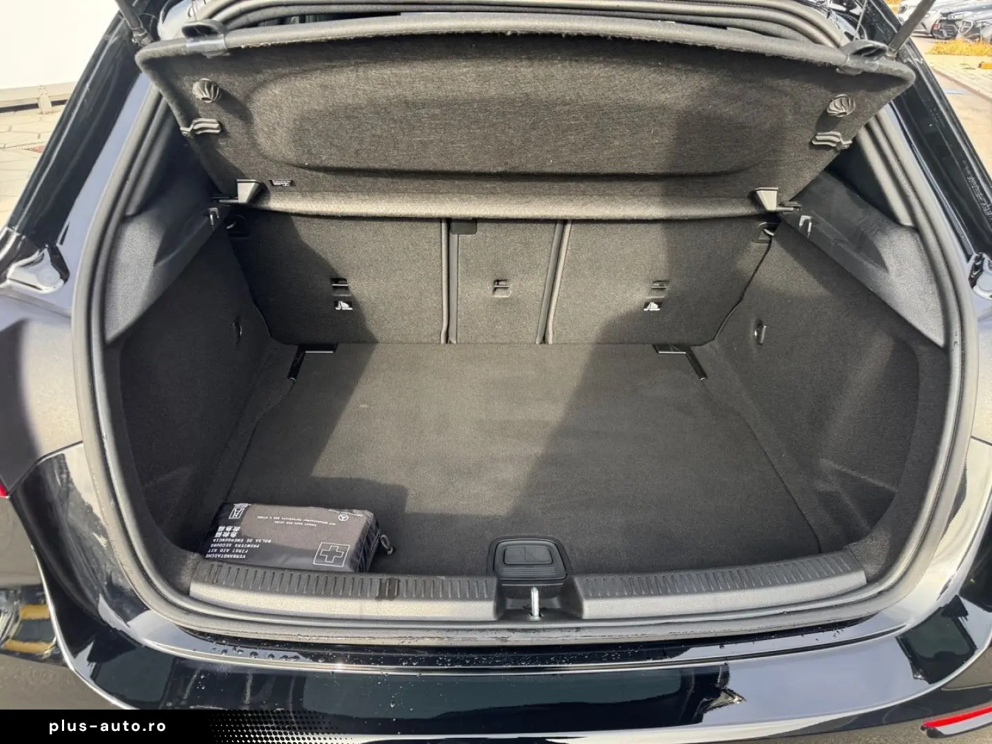 MERCEDES-BENZ A 180 AVANTGARDE PARKTRONIC DISTRONIC LED MBUX