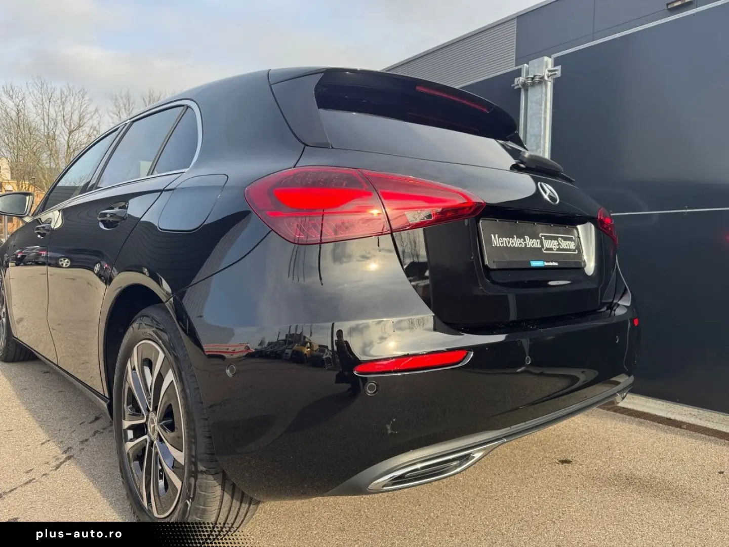 MERCEDES-BENZ A 180 AVANTGARDE PARKTRONIC DISTRONIC LED MBUX