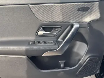 MERCEDES-BENZ A 180 AVANTGARDE PARKTRONIC DISTRONIC LED MBUX
