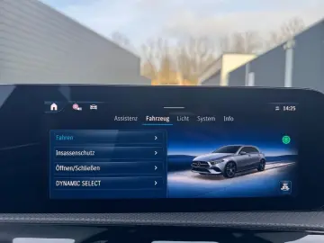 MERCEDES-BENZ A 180 AVANTGARDE PARKTRONIC DISTRONIC LED MBUX