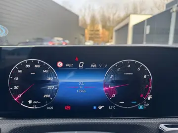 MERCEDES-BENZ A 180 AVANTGARDE PARKTRONIC DISTRONIC LED MBUX