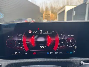 MERCEDES-BENZ A 180 AVANTGARDE PARKTRONIC DISTRONIC LED MBUX