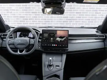 LYNC AND CO 01 1.5 Core PHEV   Model 2025   ACC   Keyless En