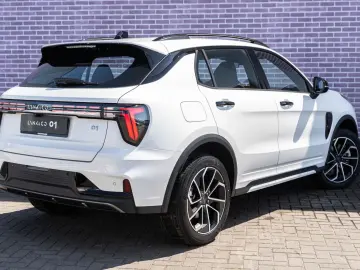 LYNC AND CO 01 1.5 Core PHEV   Model 2025   ACC   Keyless En