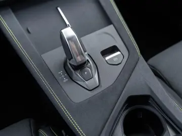 LYNC AND CO 01 1.5 Core PHEV   Model 2025     ACC   Keyless