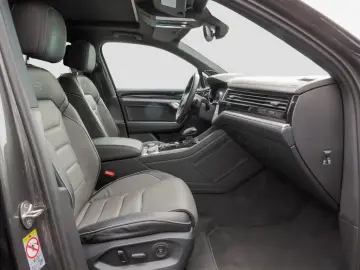 VW Touareg 3.0 TDI R-Line 4Motion 22  AHK BLACKSTYL