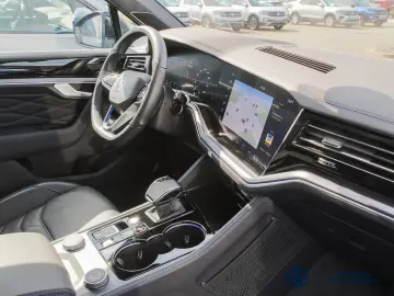 VW Touareg 3.0 TSI eHybrid DSG R PANO AHK RFK ACC