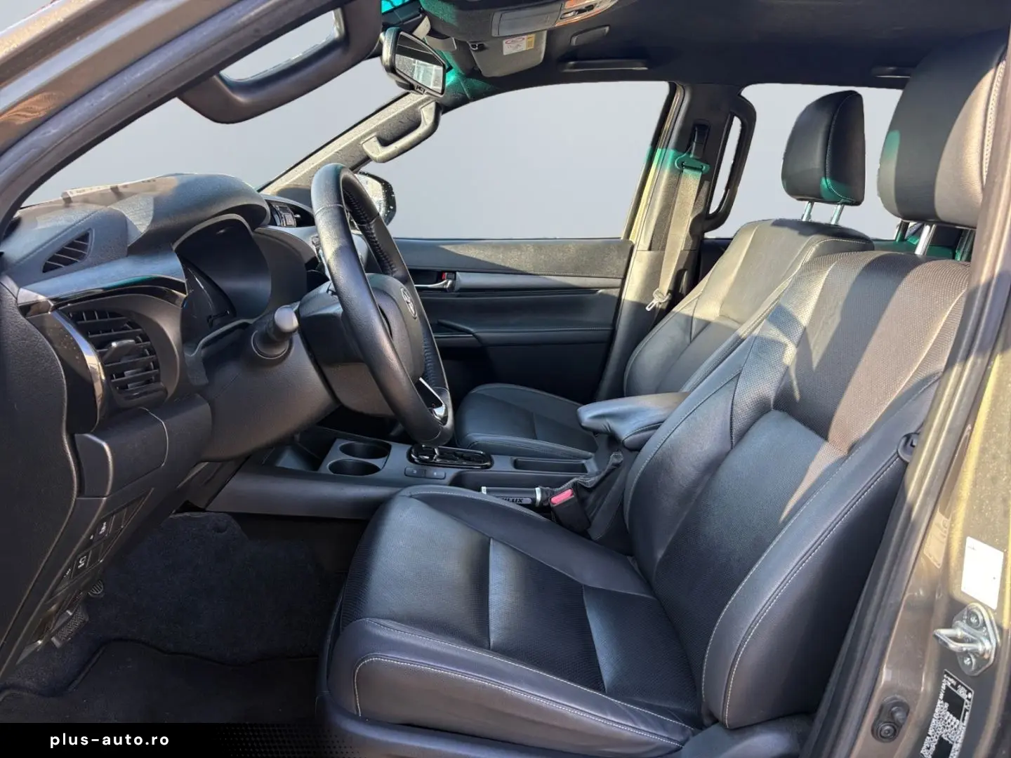 TOYOTA Hilux 4x4 Double Cab Invincible  AHK 360  Leder