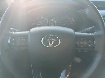 TOYOTA Hilux 4x4 Double Cab Invincible  AHK 360  Leder