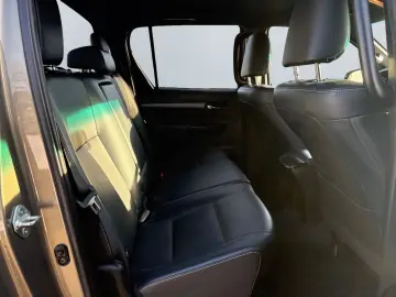 TOYOTA Hilux 4x4 Double Cab Invincible  AHK 360  Leder