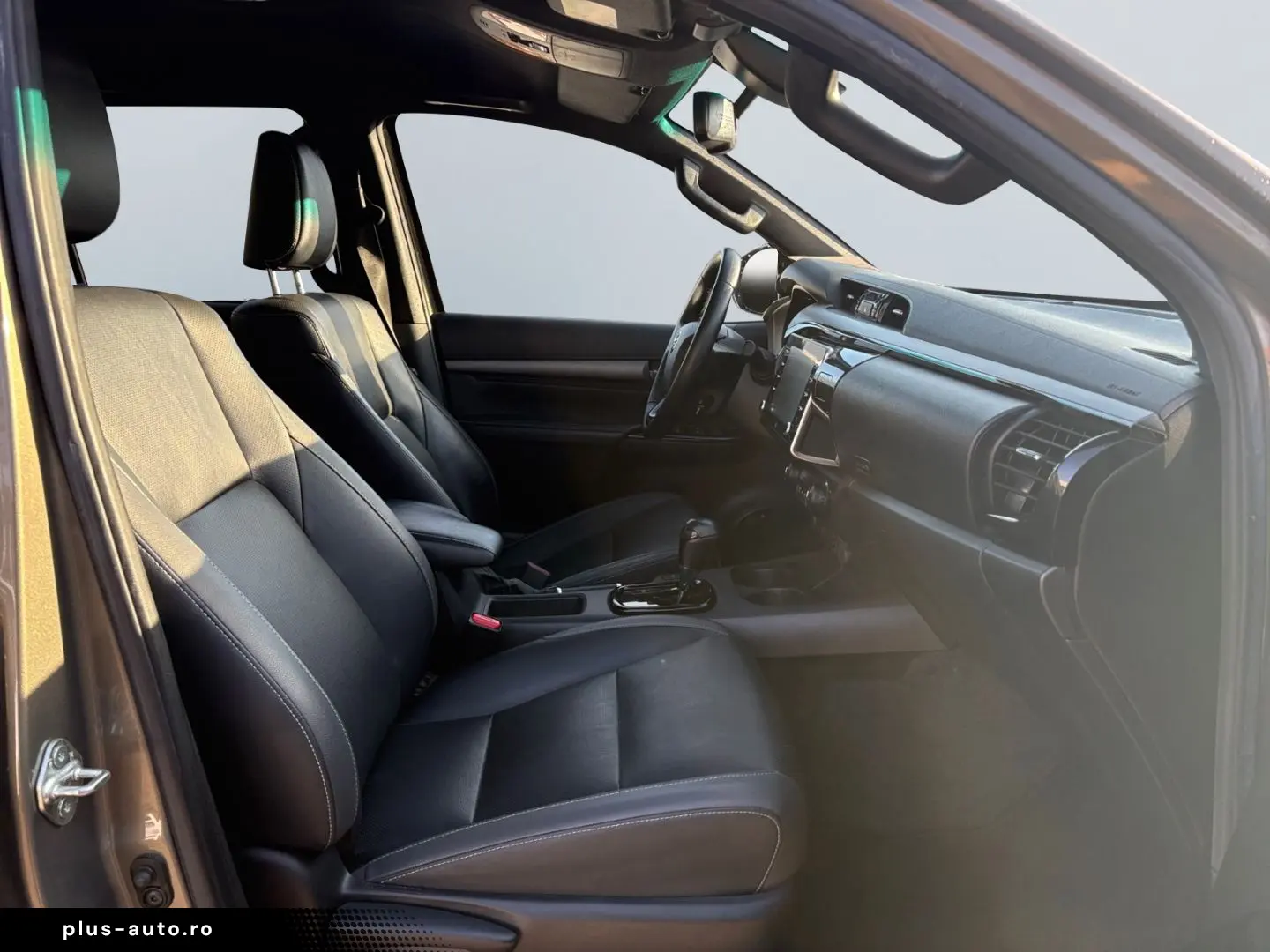 TOYOTA Hilux 4x4 Double Cab Invincible  AHK 360  Leder