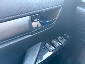 TOYOTA Hilux 4x4 Double Cab Invincible  AHK 360  Leder