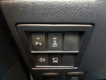 TOYOTA Hilux 4x4 Double Cab Invincible  AHK 360  Leder