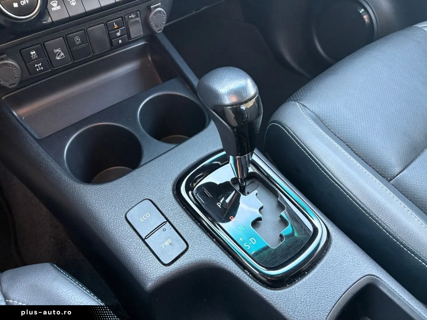 TOYOTA Hilux 4x4 Double Cab Invincible  AHK 360  Leder