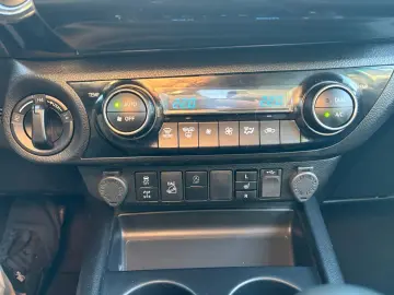 TOYOTA Hilux 4x4 Double Cab Invincible  AHK 360  Leder