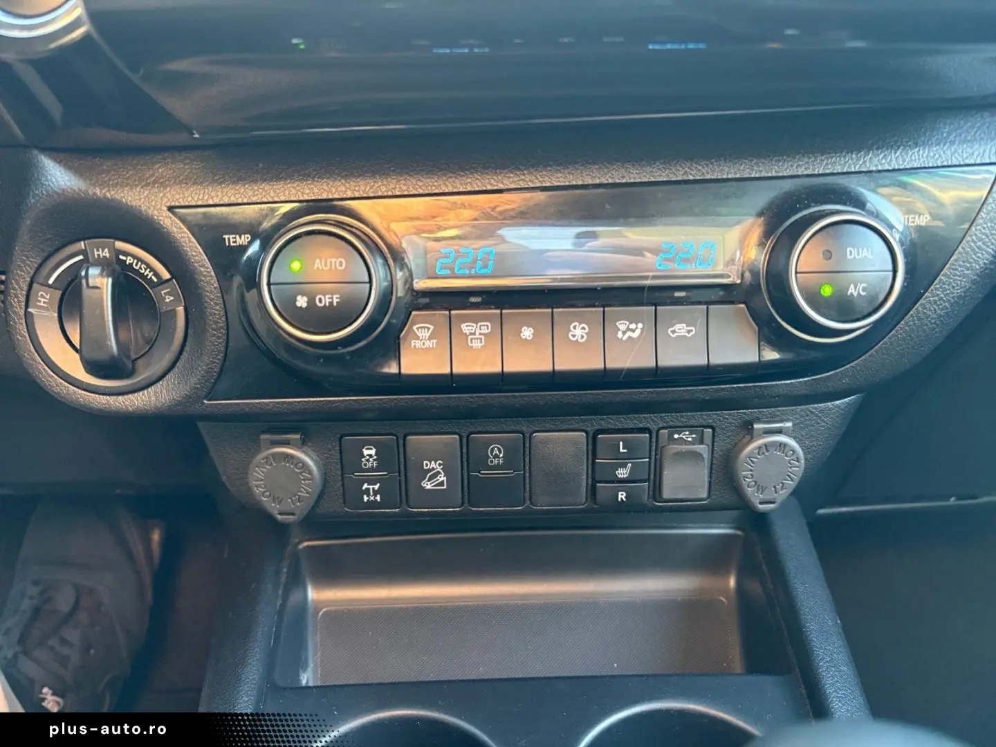 TOYOTA Hilux 4x4 Double Cab Invincible  AHK 360  Leder