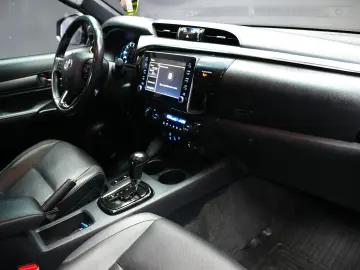 TOYOTA HILUX 2.8D DC AT INVINCIBLE