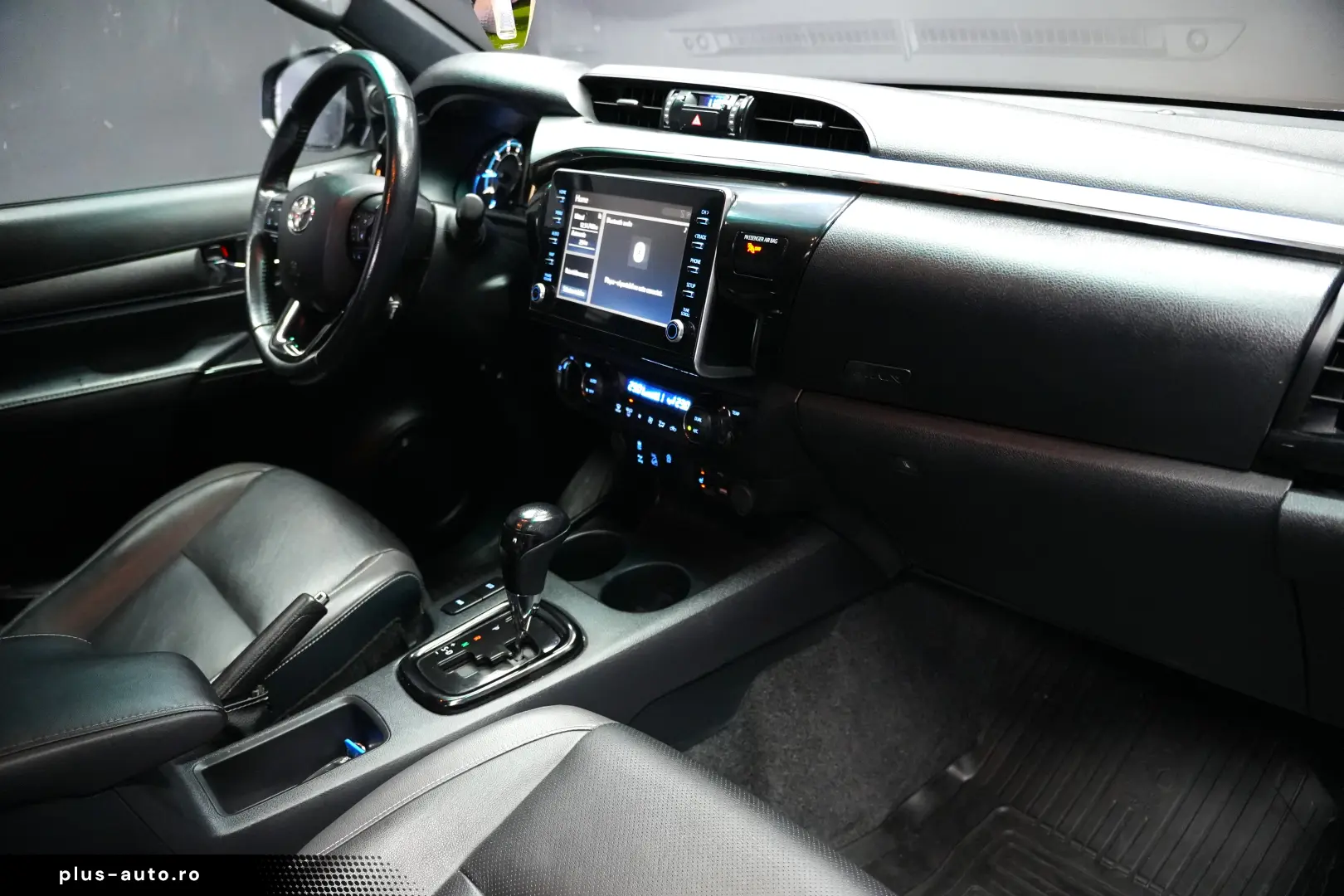 TOYOTA HILUX 2.8D DC AT INVINCIBLE