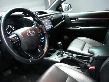 TOYOTA HILUX 2.8D DC AT INVINCIBLE
