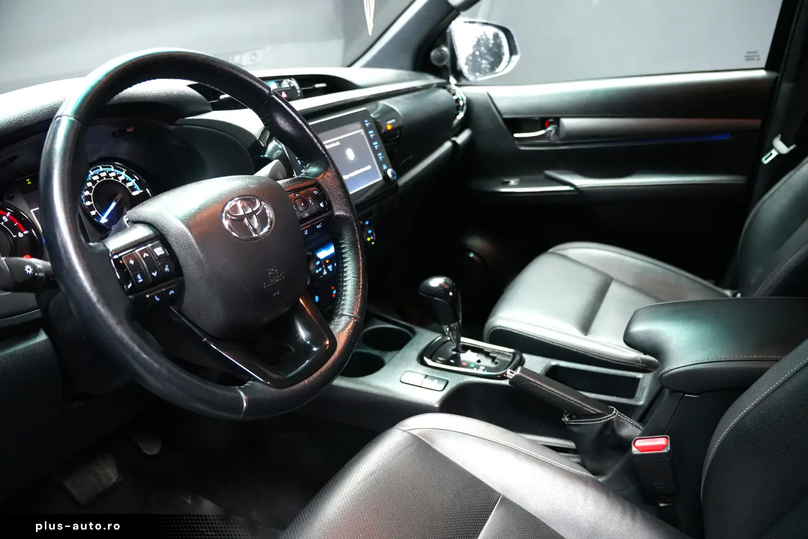 TOYOTA HILUX 2.8D DC AT INVINCIBLE