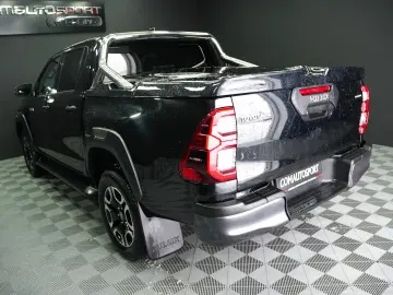 TOYOTA HILUX 2.8D DC AT INVINCIBLE