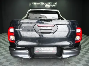 TOYOTA HILUX 2.8D DC AT INVINCIBLE