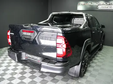 TOYOTA HILUX 2.8D DC AT INVINCIBLE