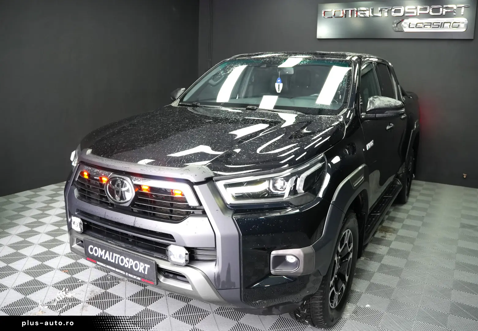 TOYOTA HILUX 2.8D DC AT INVINCIBLE