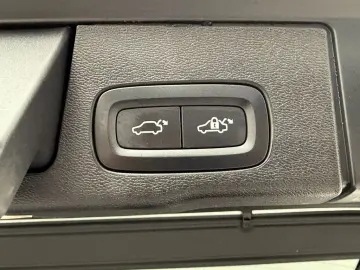 VOLVO XC60 B5 AWD Ultra Dark LUFTFAHRWERK   AHK   B&W