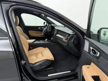 VOLVO XC60 B5 AWD Ultra Dark LUFTFAHRWERK   AHK   B&W