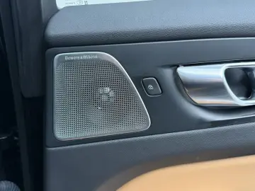 VOLVO XC60 B5 AWD Ultra Dark LUFTFAHRWERK   AHK   B&W