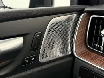 VOLVO XC60 B5 AWD Ultra Dark LUFTFAHRWERK   AHK   B&W