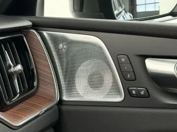 VOLVO XC60 B5 AWD Ultra Dark LUFTFAHRWERK   AHK   B&W