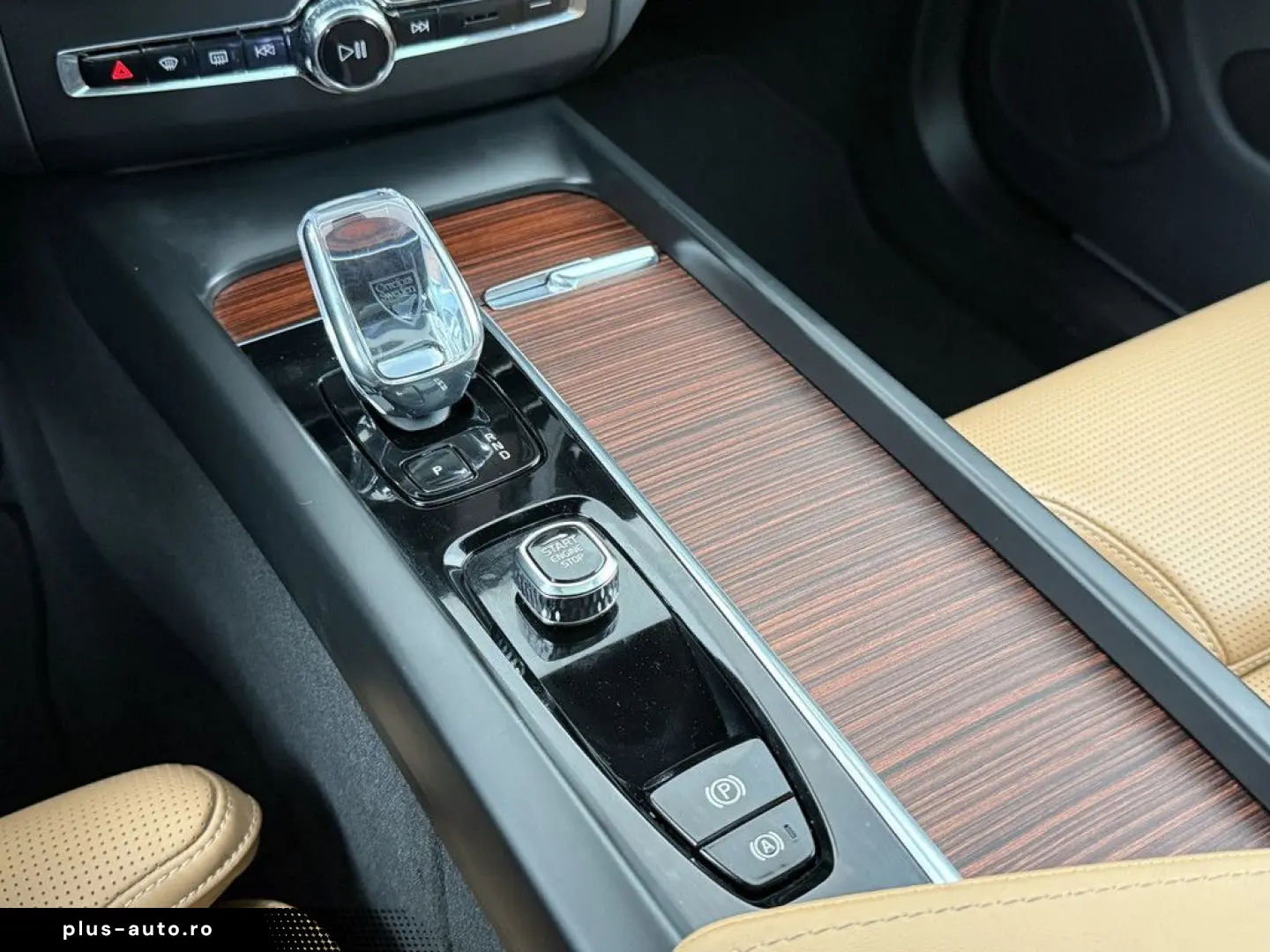 VOLVO XC60 B5 AWD Ultra Dark LUFTFAHRWERK   AHK   B&W