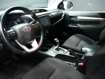 TOYOTA HILUX 2.4D DC AT INVINCIBLE