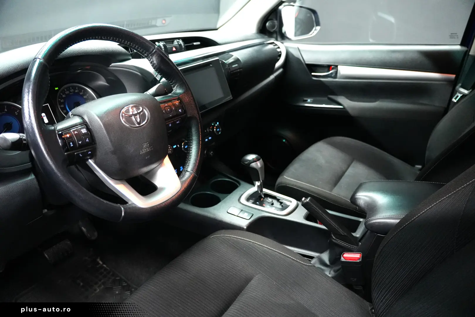 TOYOTA HILUX 2.4D DC AT INVINCIBLE