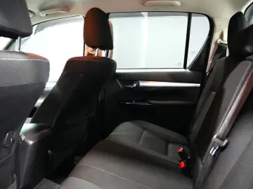 TOYOTA HILUX 2.4D DC AT INVINCIBLE