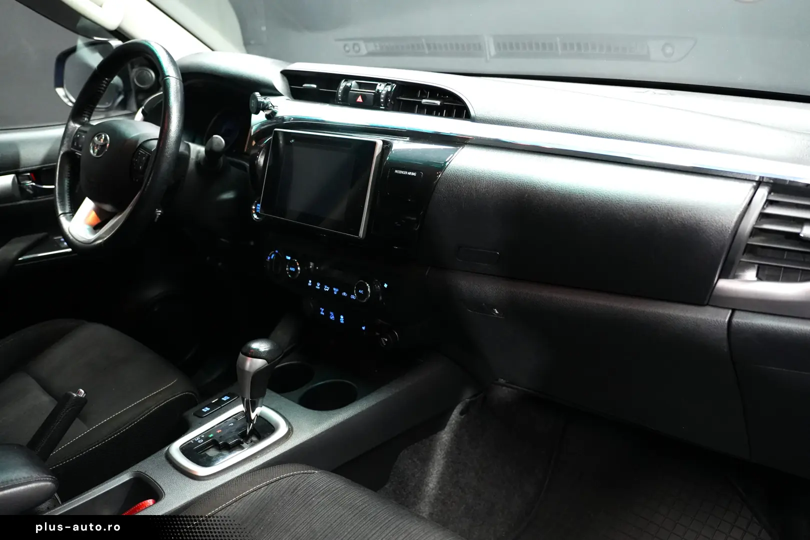 TOYOTA HILUX 2.4D DC AT INVINCIBLE