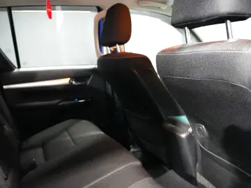 TOYOTA HILUX 2.4D DC AT INVINCIBLE