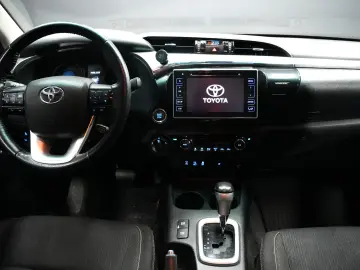TOYOTA HILUX 2.4D DC AT INVINCIBLE