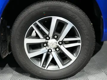 TOYOTA HILUX 2.4D DC AT INVINCIBLE