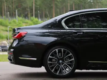 BMW 745 Le xDrive Bowers & Wilkins   Night Vision