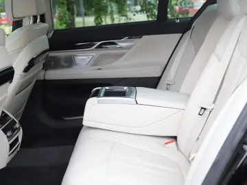 BMW 745 Le xDrive Bowers & Wilkins   Night Vision