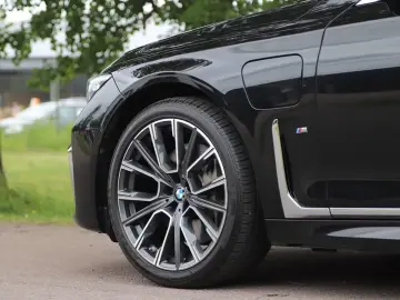 BMW 745 Le xDrive Bowers & Wilkins   Night Vision