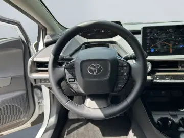 TOYOTA Prius Plug-in Hybrid Executive  Perl.  8-Fach