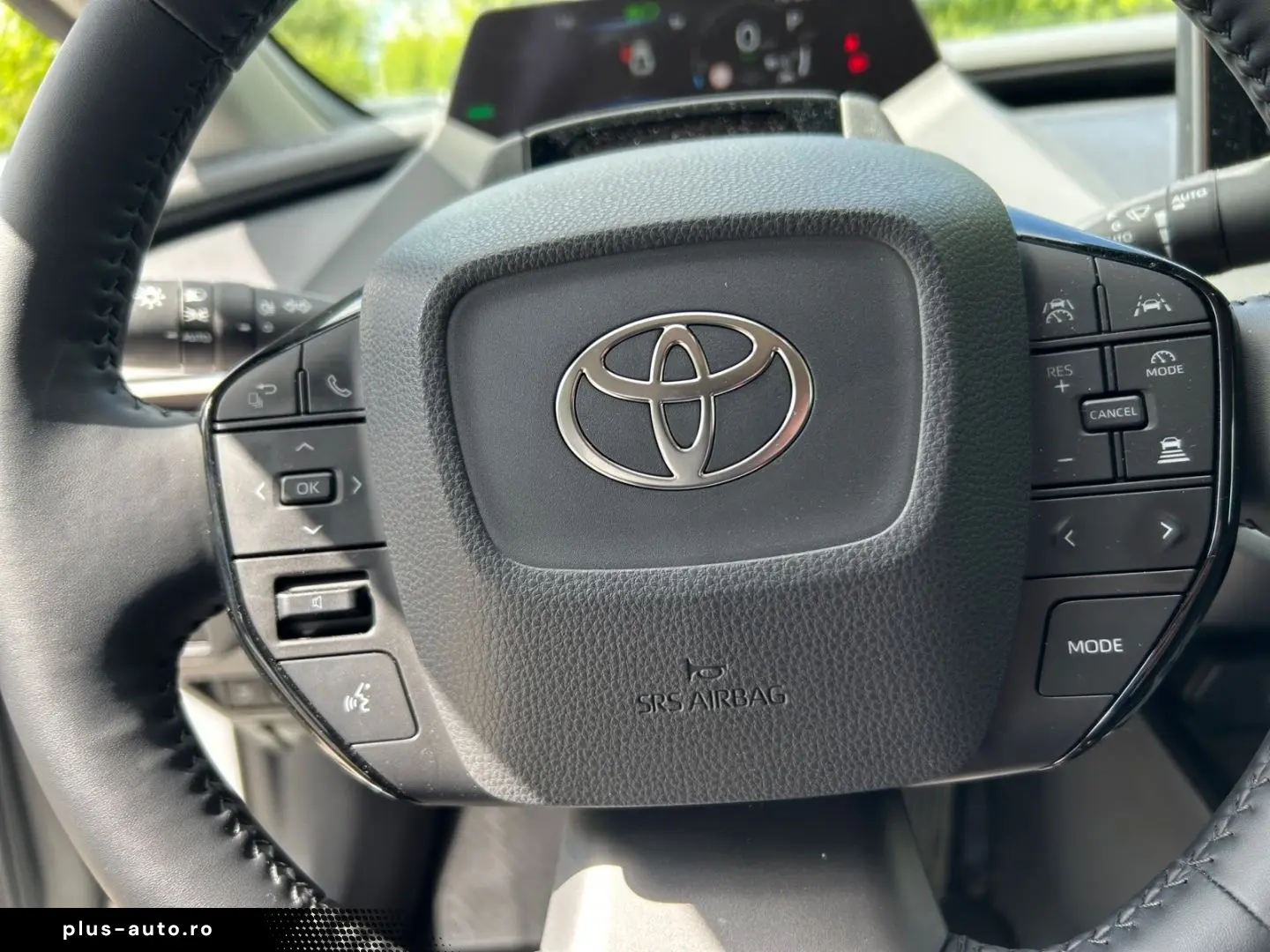 TOYOTA Prius Plug-in Hybrid Executive  Perl.  8-Fach