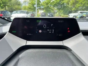 TOYOTA Prius Plug-in Hybrid Executive  Perl.  8-Fach