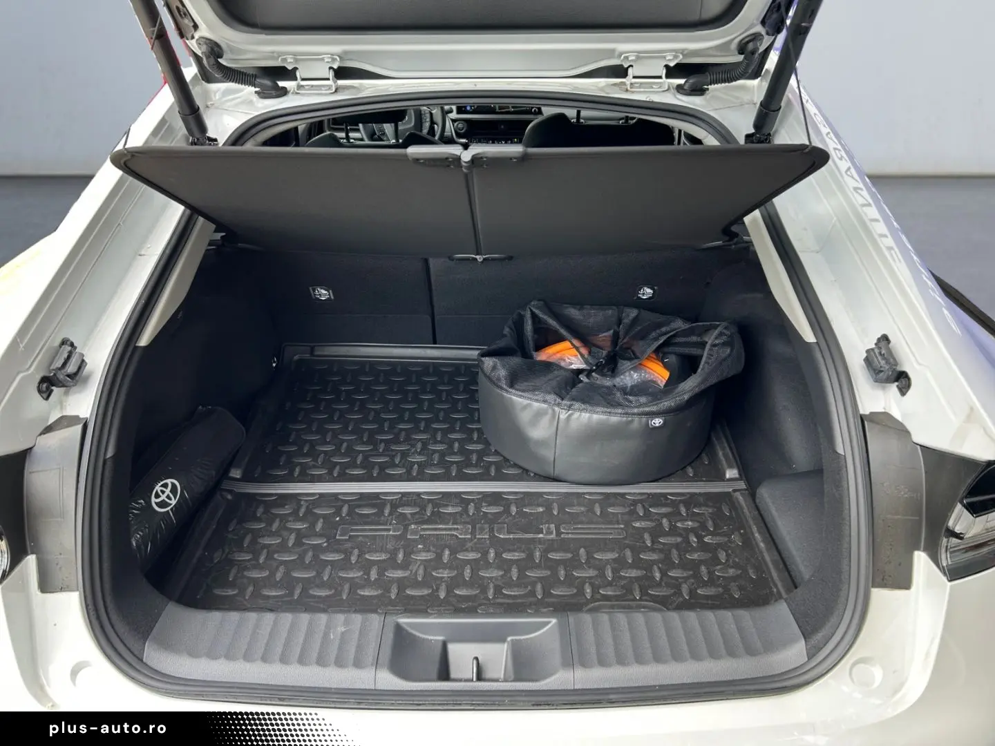 TOYOTA Prius Plug-in Hybrid Executive  Perl.  8-Fach